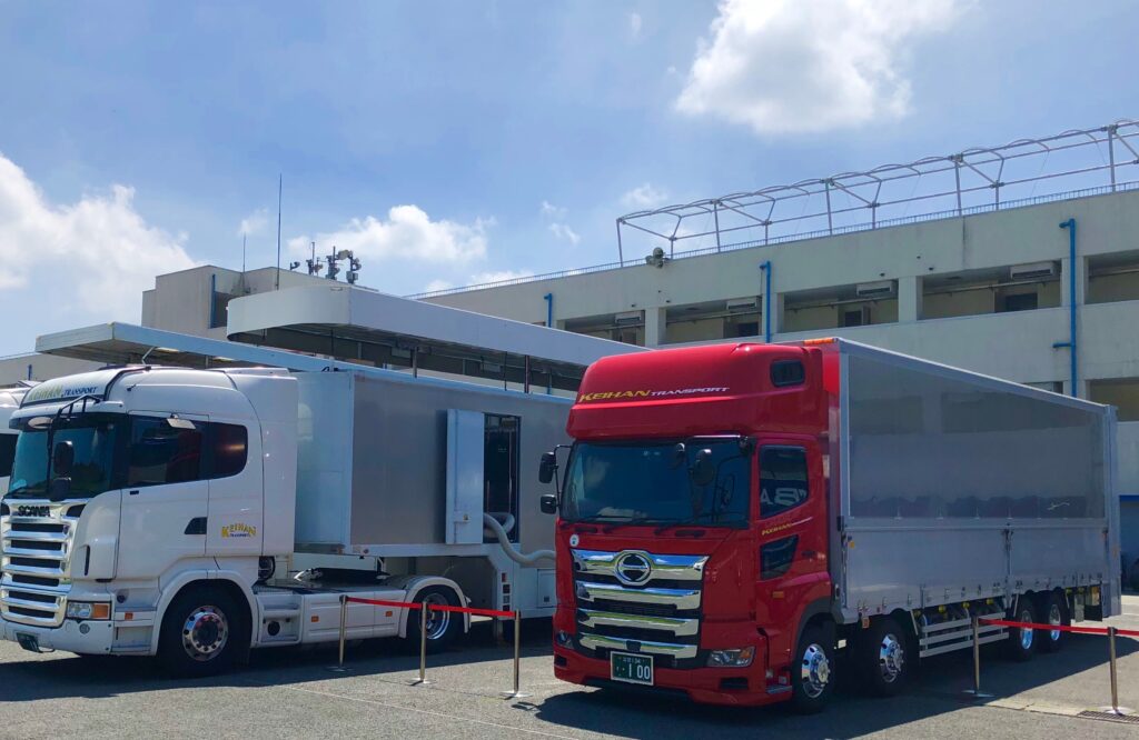 サーキットでトレーラーが並ぶ写真