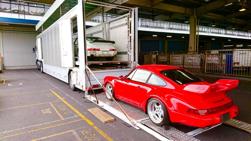 トレーラーにレース車両を積み込んでいる写真